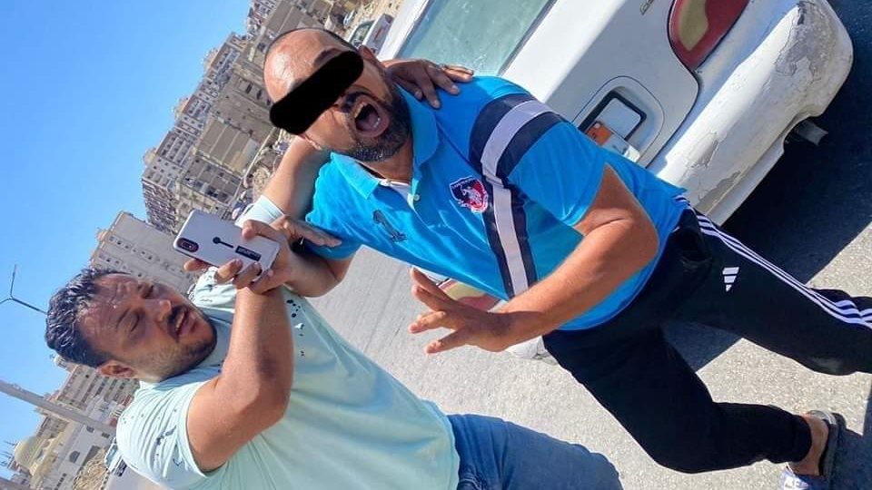 سائق تاكسي يعتدي علي مواطنة ببورسعيد - قص