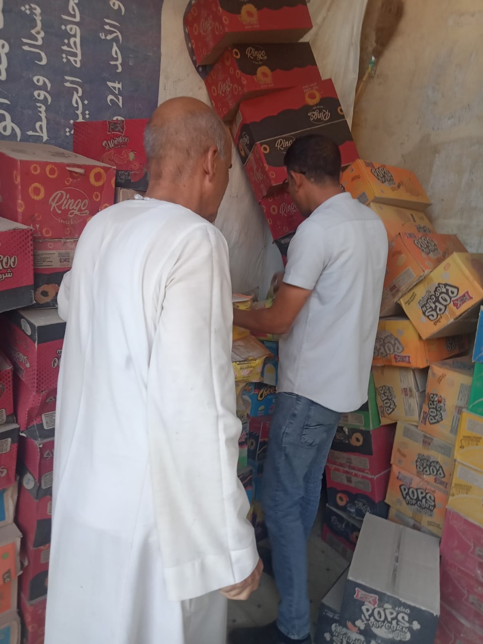ضبط سلع غذائية منتهية الصلاحية بالفيوم