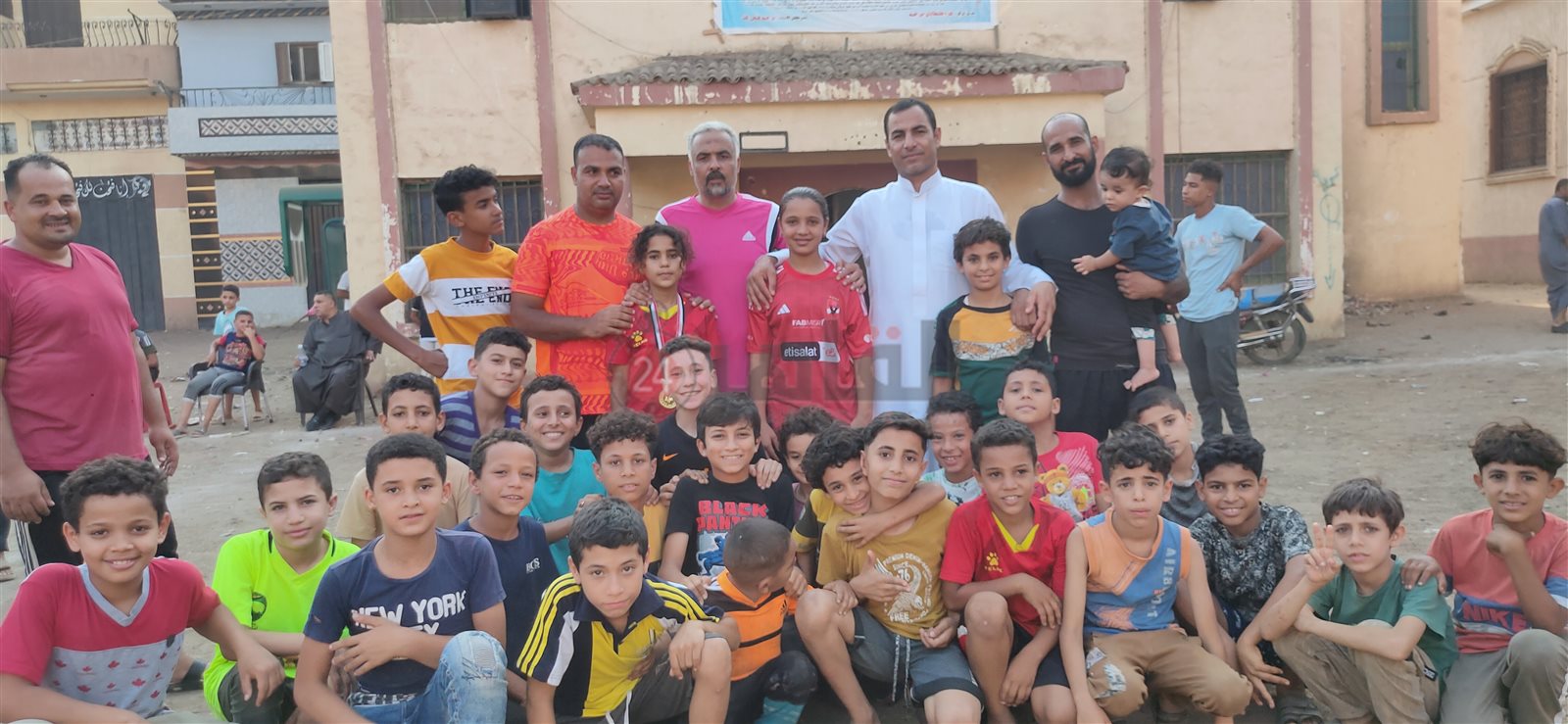ملك وسط داعميها وزملائها من أطفال القرية 02