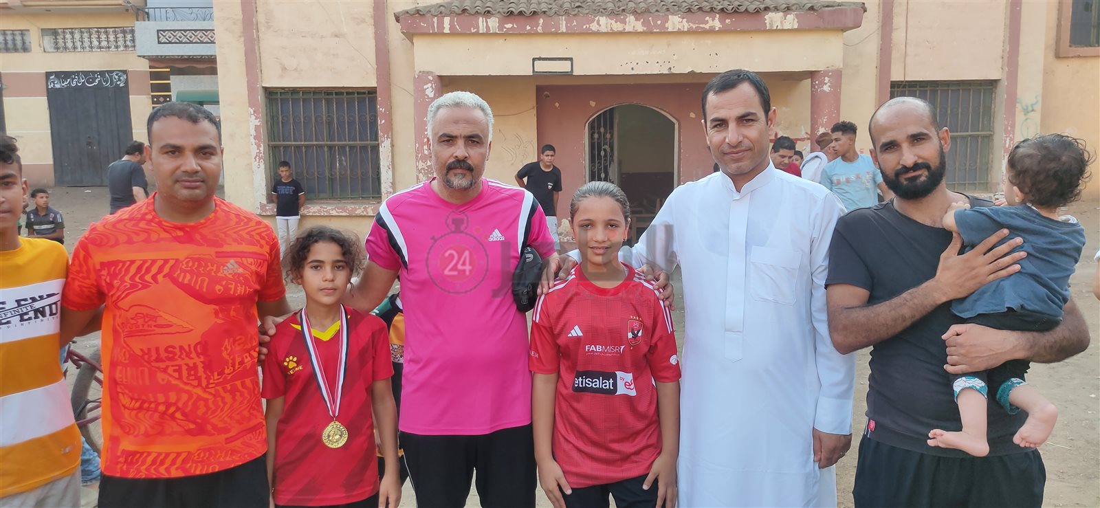ملك وسط داعميها وزملائها من أطفال القرية 05