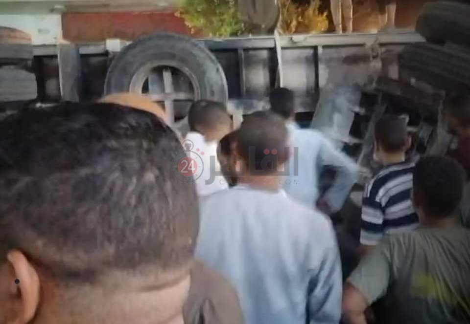 إصابة صبي وسائق إثرانقلاب سيارة نقل محملة بالرمال على توك توك بالفيوم