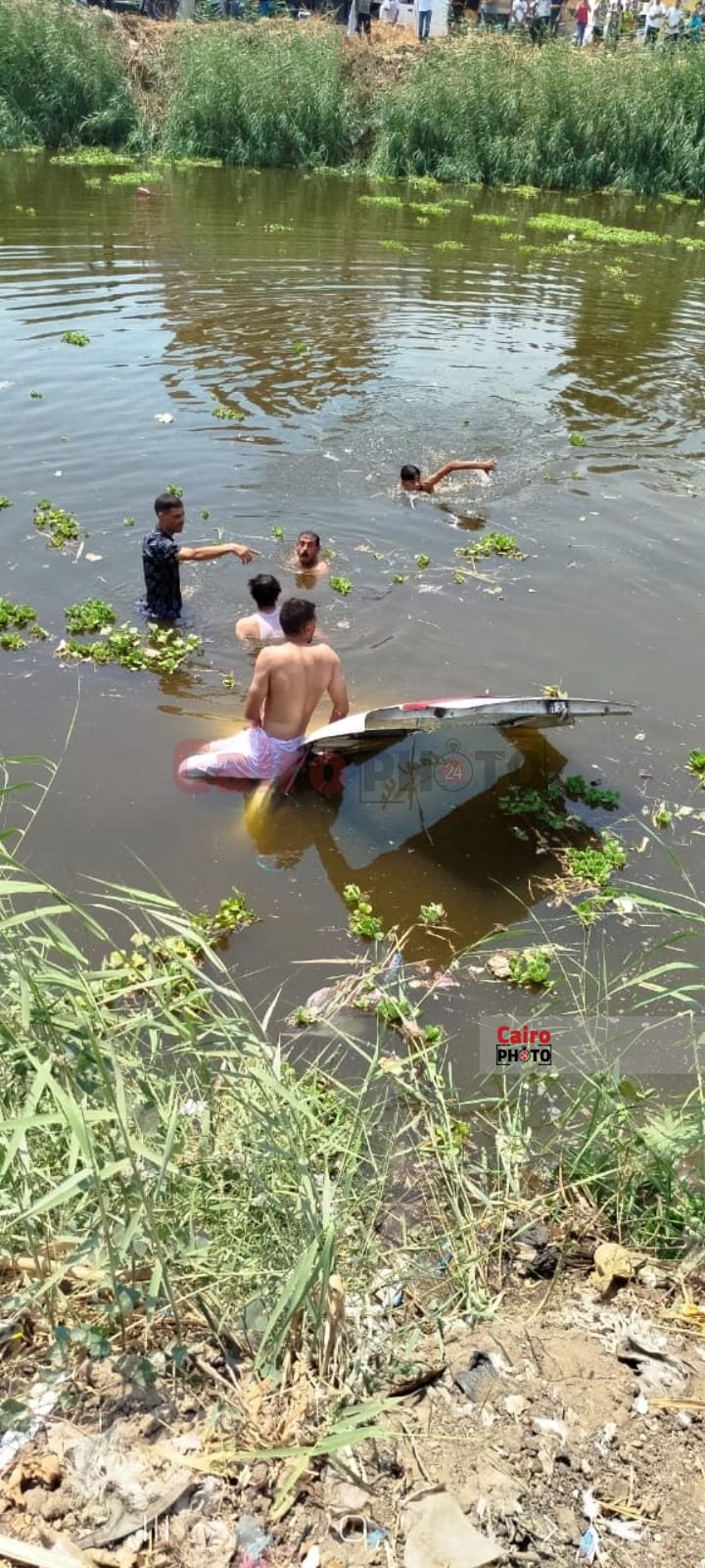 أهالي سقارة ينتشلون ضحايا ميكروباص ترعة المريوطية