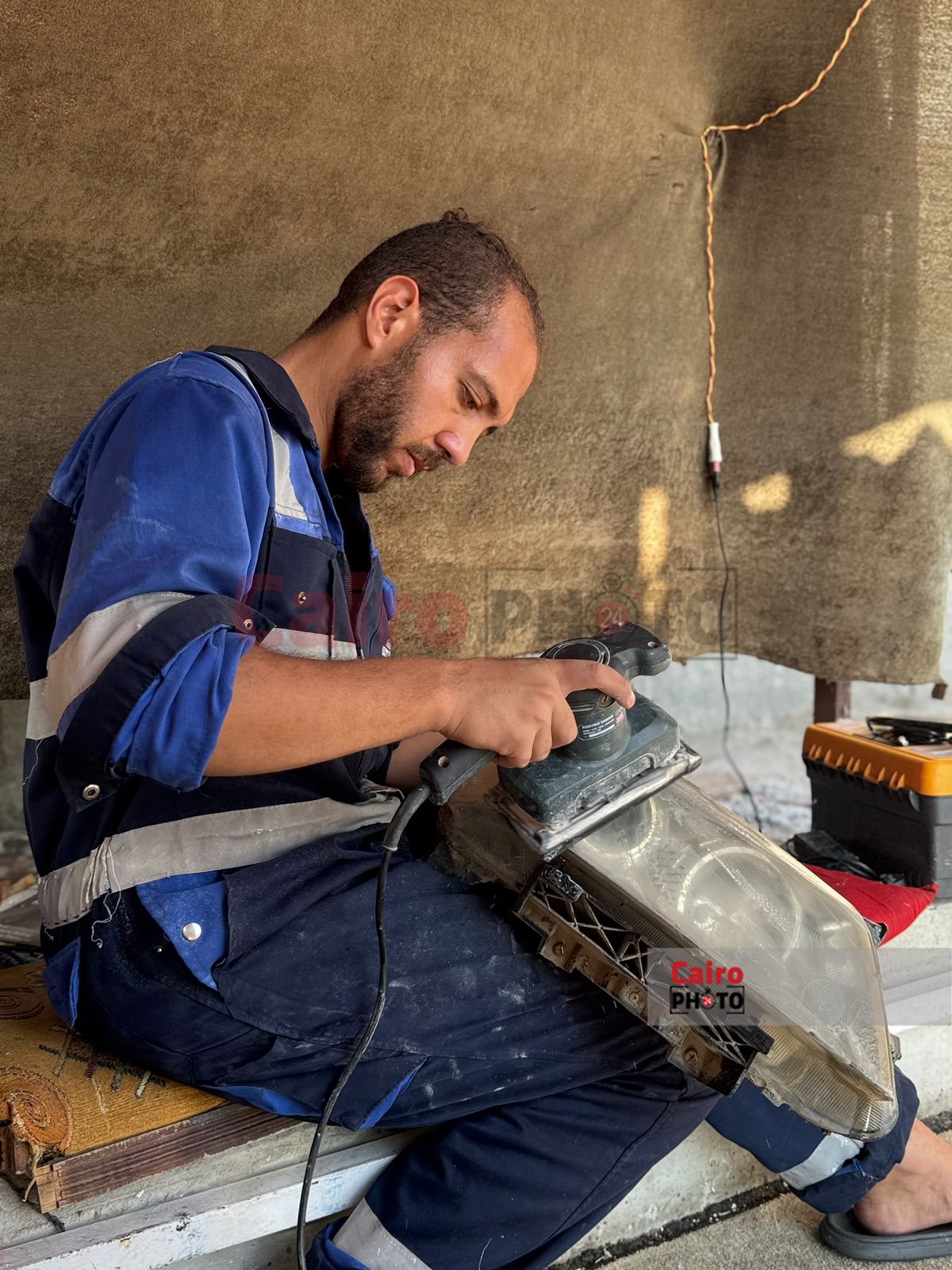 شاب يعمل في اصلاح زجاج السيارات ببورسعيد 