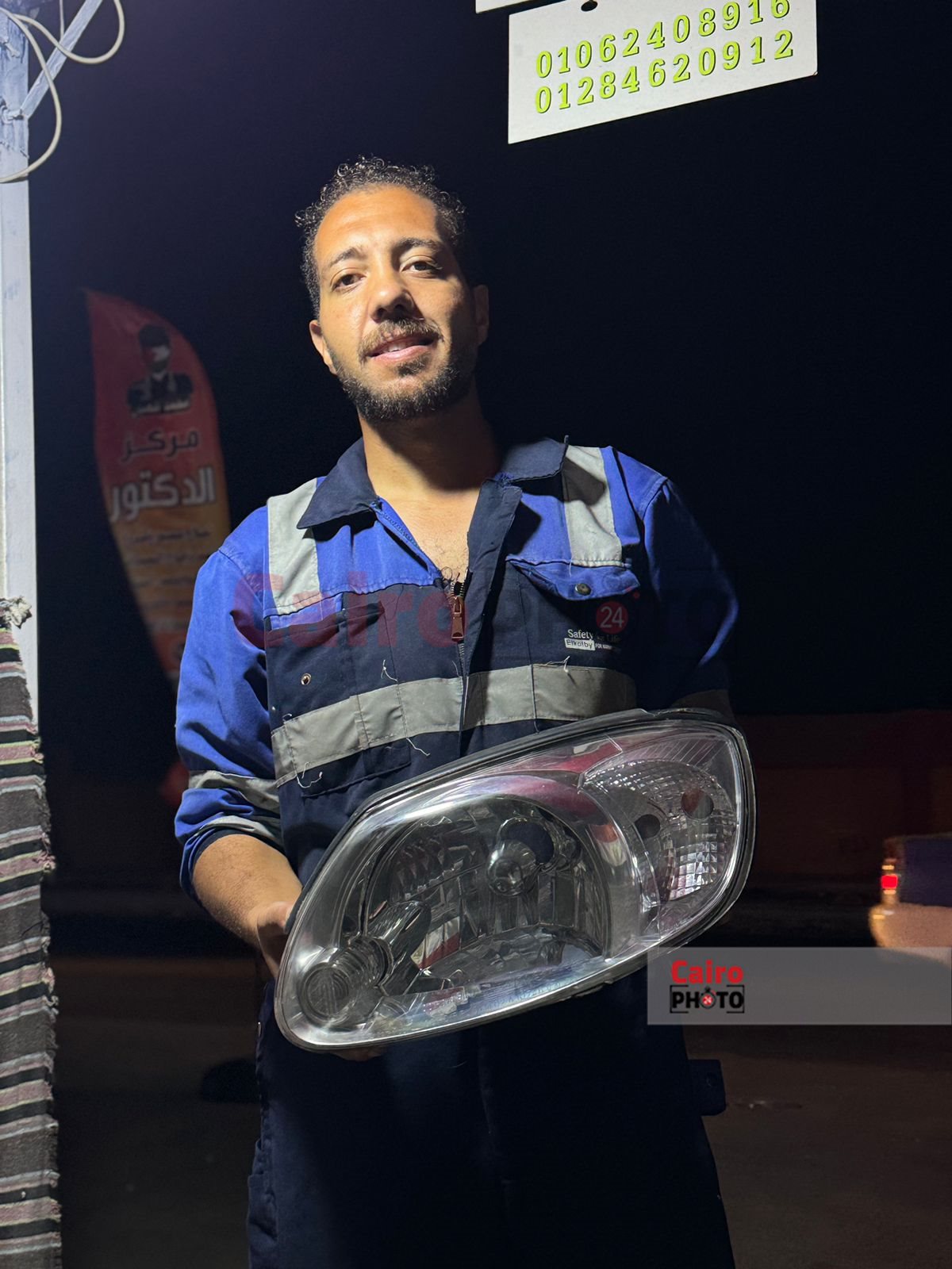 شاب يعمل في اصلاح زجاج السيارات ببورسعيد 