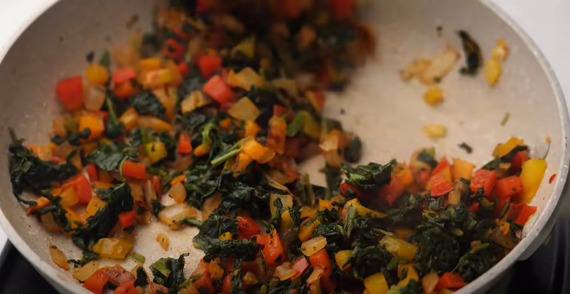 بيض بالخضار في الفرن