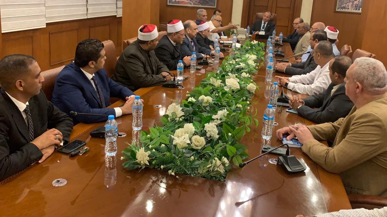 اجتماع محافظ بورسعيد باللجنة العليا لمسابقة القرآن الكريم - قص