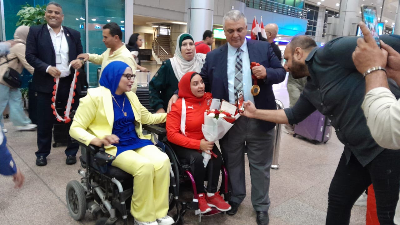 رحاب لدى وصولها مطار القاهرة 02