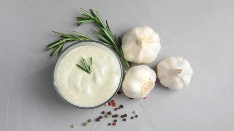 طريقة عمل الثومية بالنشا