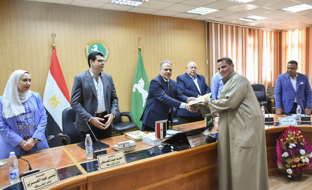 تسليم عقود جديدة ضمن تقنين أوضاع أراضي أملاك الدولة بالشرقية