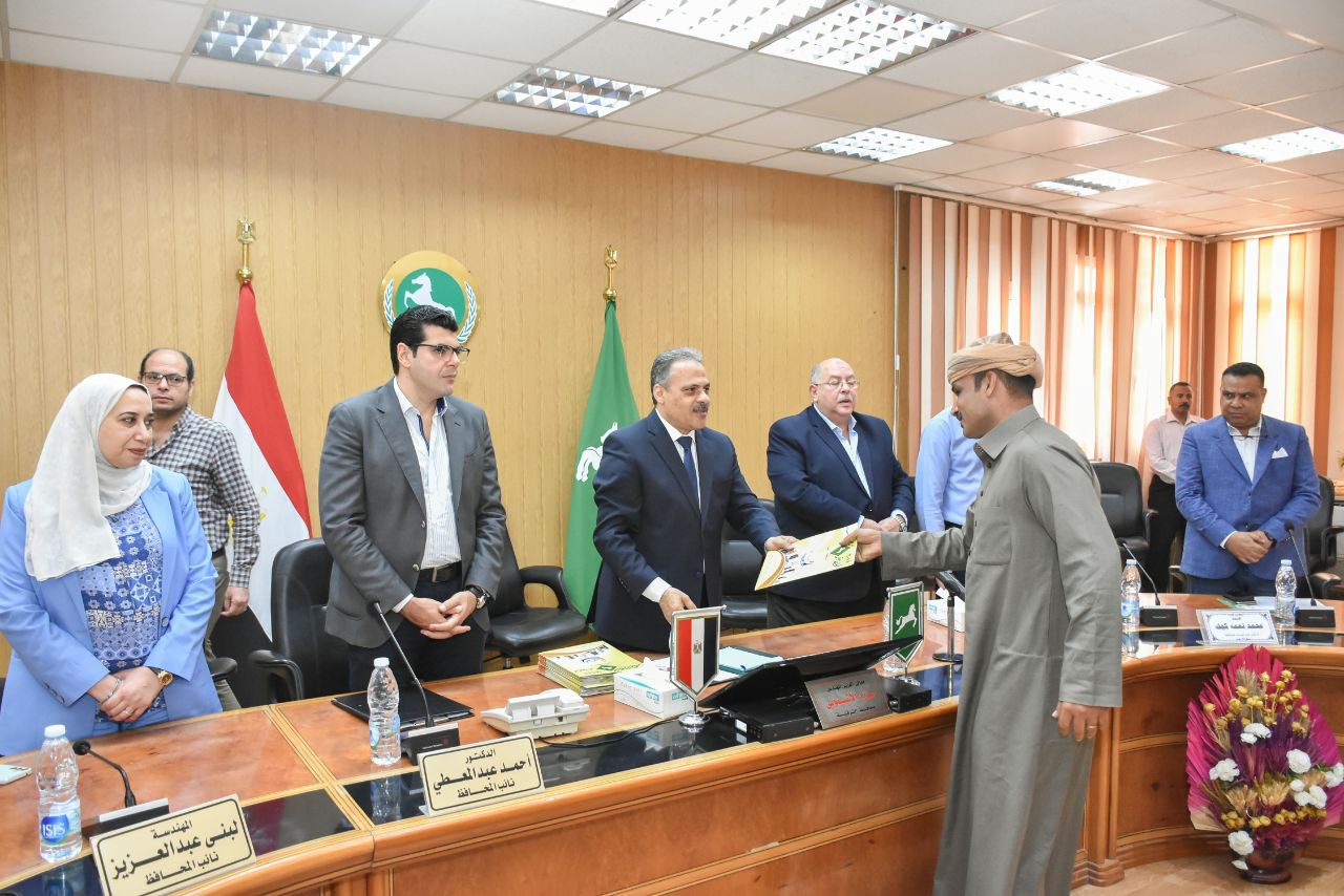 تسليم عقود جديدة ضمن تقنين أوضاع أراضي أملاك الدولة بالشرقية