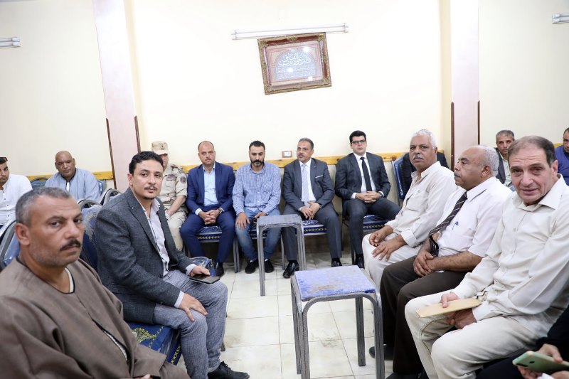 محافظ الشرقية يقدم العزاء لذوي المتوفيين في حادث القطارين 01