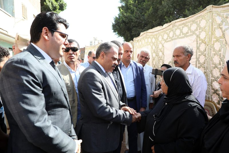 محافظ الشرقية يقدم العزاء لذوي المتوفيين في حادث القطارين 05