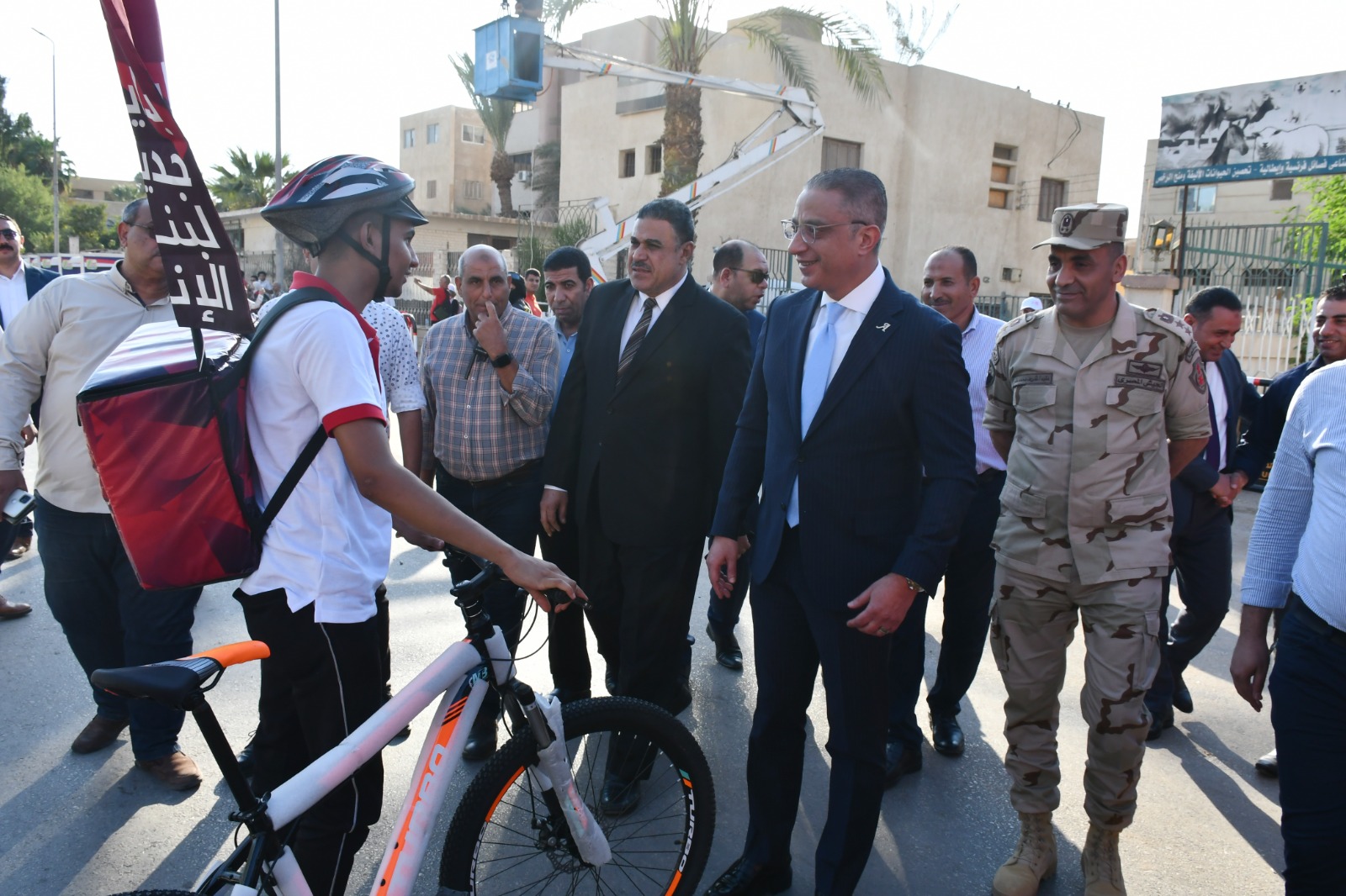 محافظ الفيوم يعطي إشارة بدء فعاليات المبادرة بالمحافظة.. ويتفقد اصطفاف سيارات الجهات المشاركة