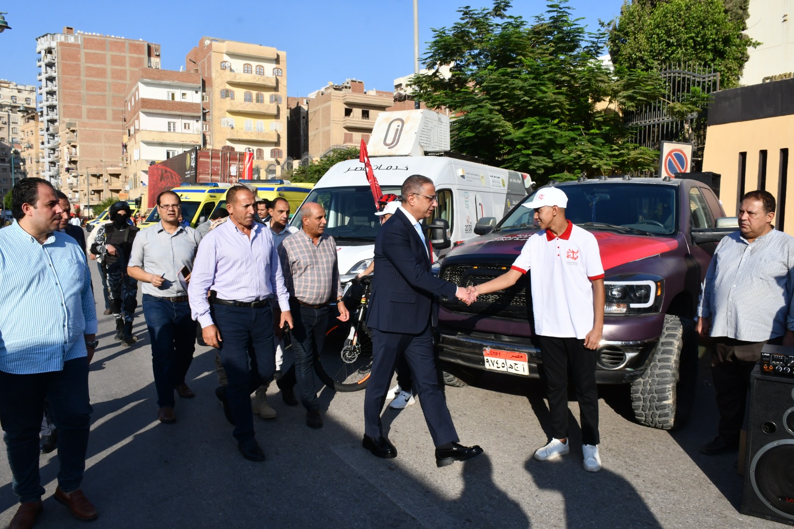 محافظ الفيوم يعطي إشارة بدء فعاليات المبادرة بالمحافظة.. ويتفقد اصطفاف سيارات الجهات المشاركة