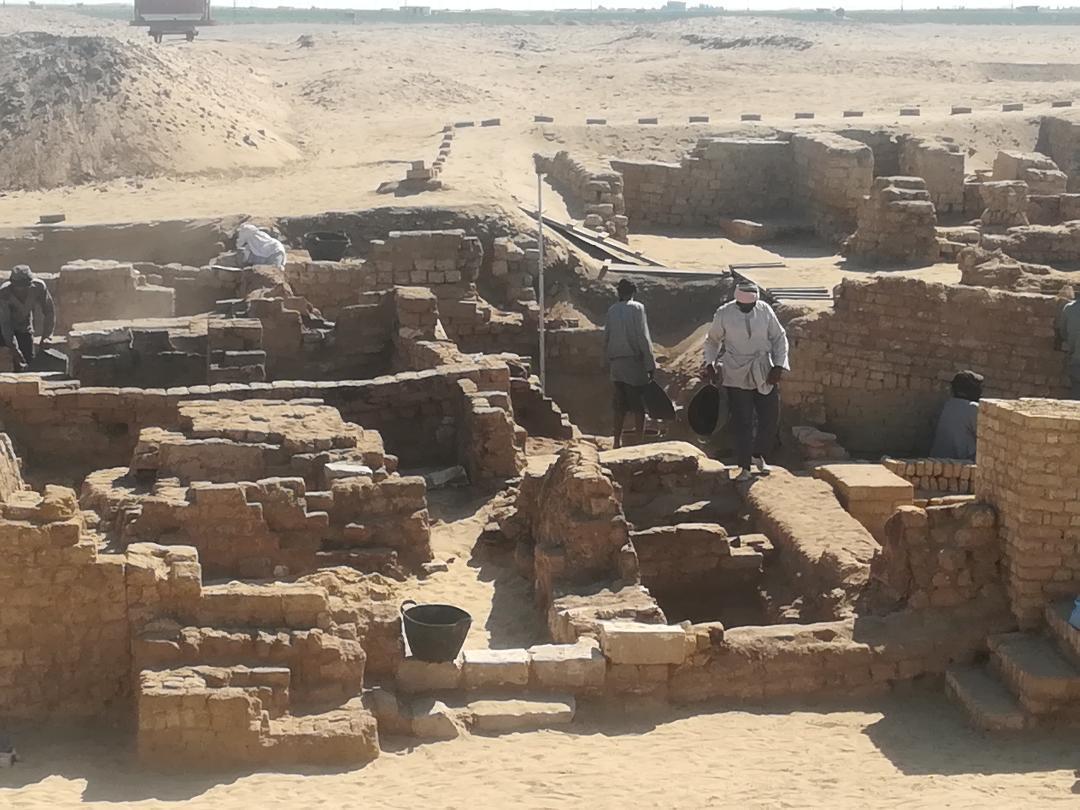 بعثتان فرنسية وايطالية  بدأت اعمالها فى 