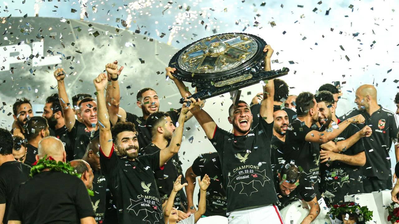تتويج الأهلي بلقب الدوري