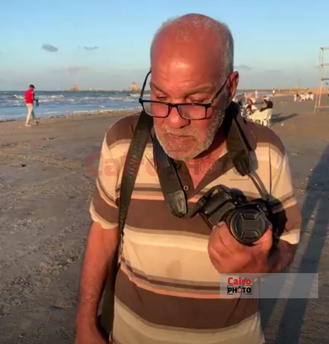 عم رضا اقدم مصور علي شاطئ بورسعيد