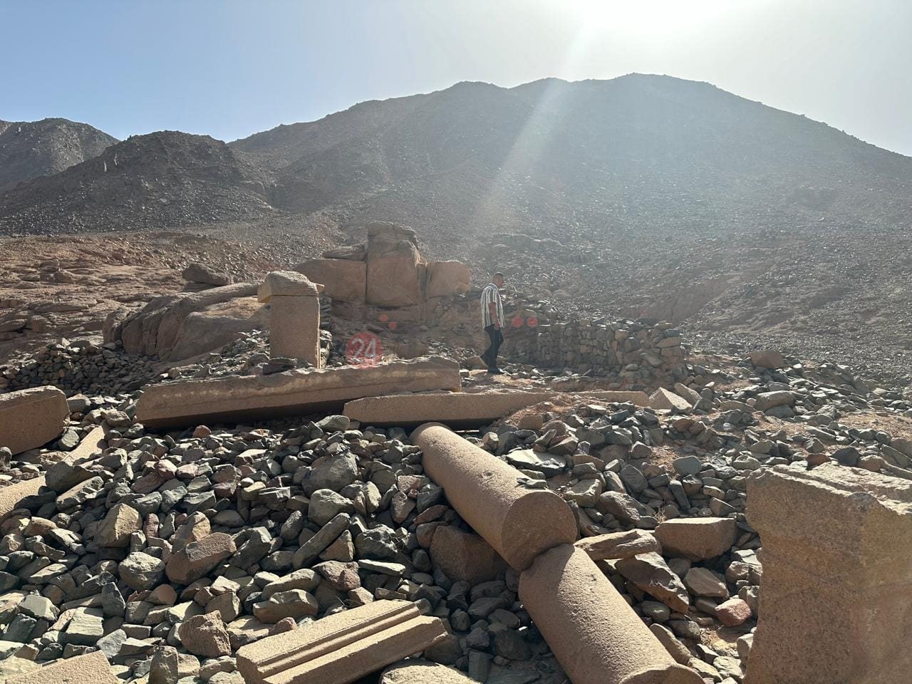 معاينة الشواهد الاثرية بجبل الدخان شمال غرب مدينة الغردقة (3)