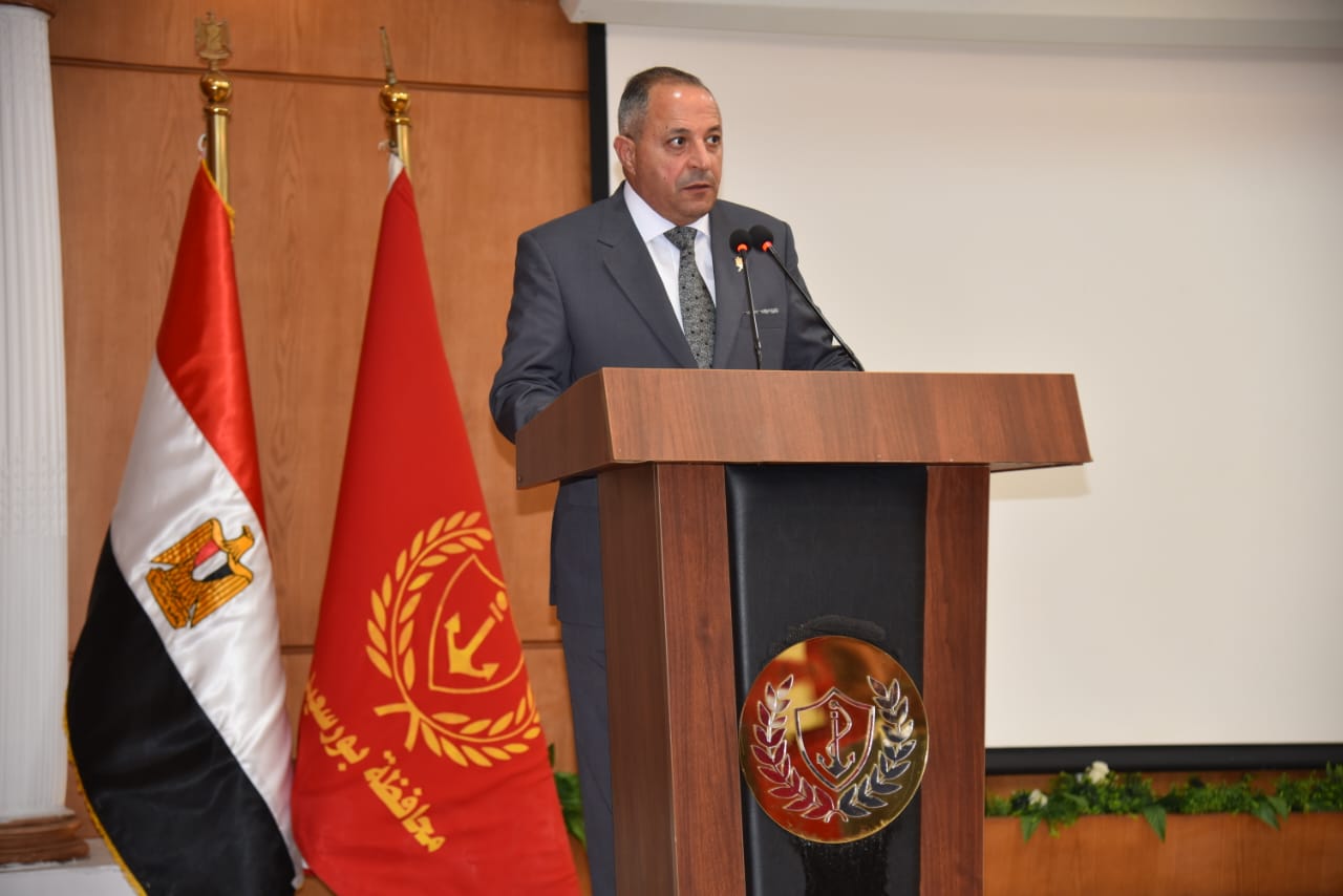 محافظ بورسعيد يلتقي مديري المدارس والإدارات التعليمية