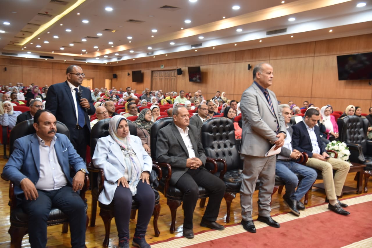 محافظ بورسعيد يلتقي مديري المدارس والإدارات التعليمية