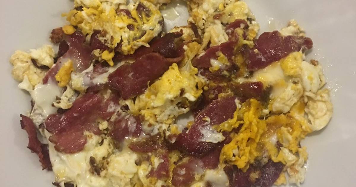 طريقة عمل البيض بالبسطرمة والجبنة