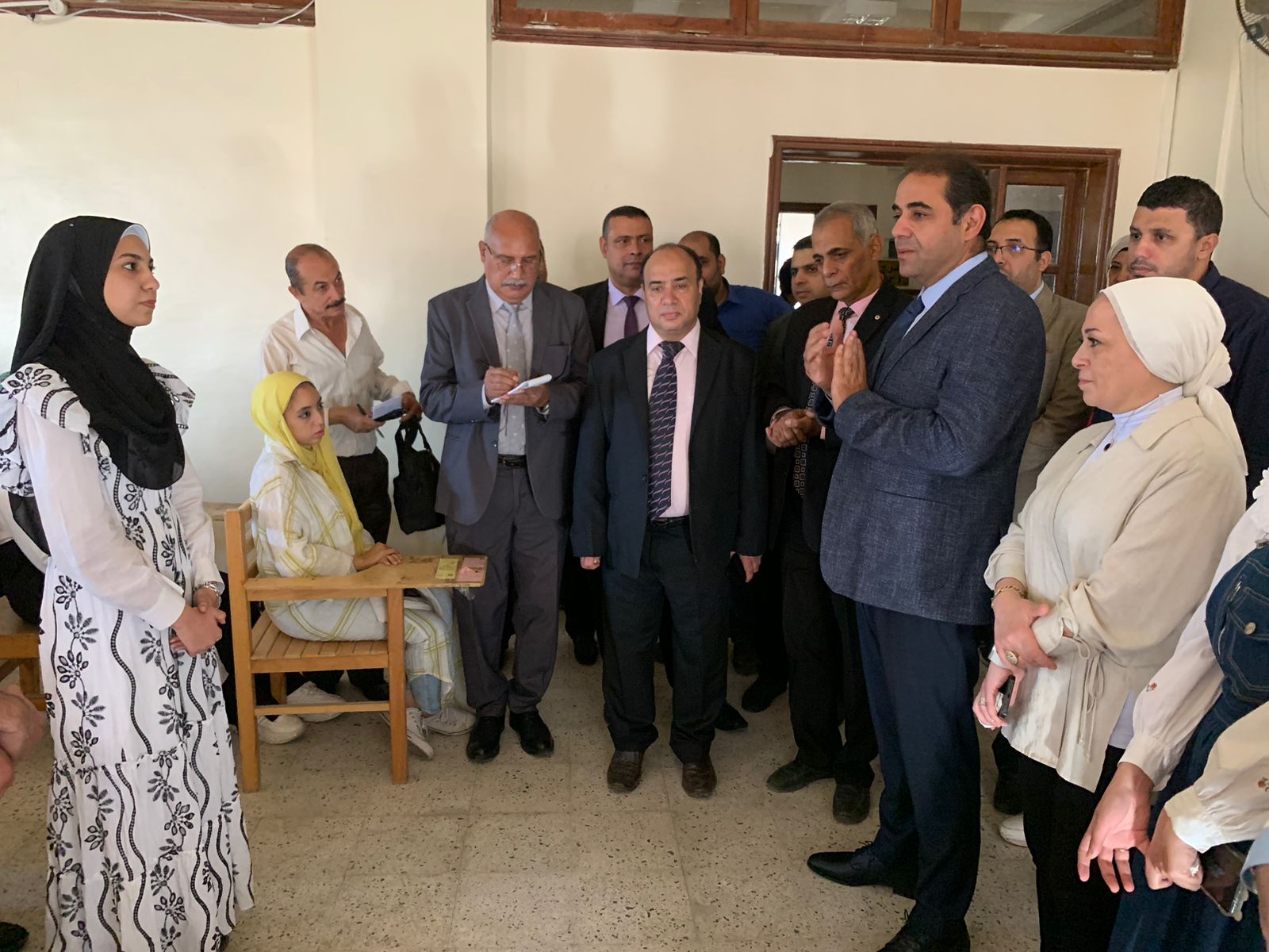 رئيس جامعة بورسعيد يشارك الطلاب فرحة أول يوم جامعي