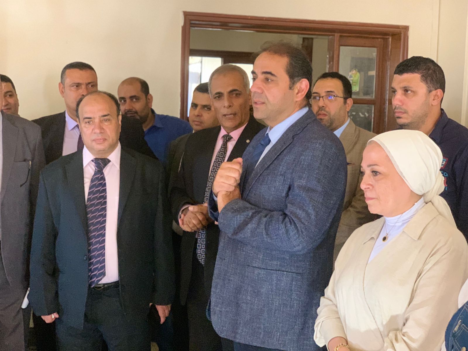 رئيس جامعة بورسعيد يشارك الطلاب فرحة أول يوم جامعي