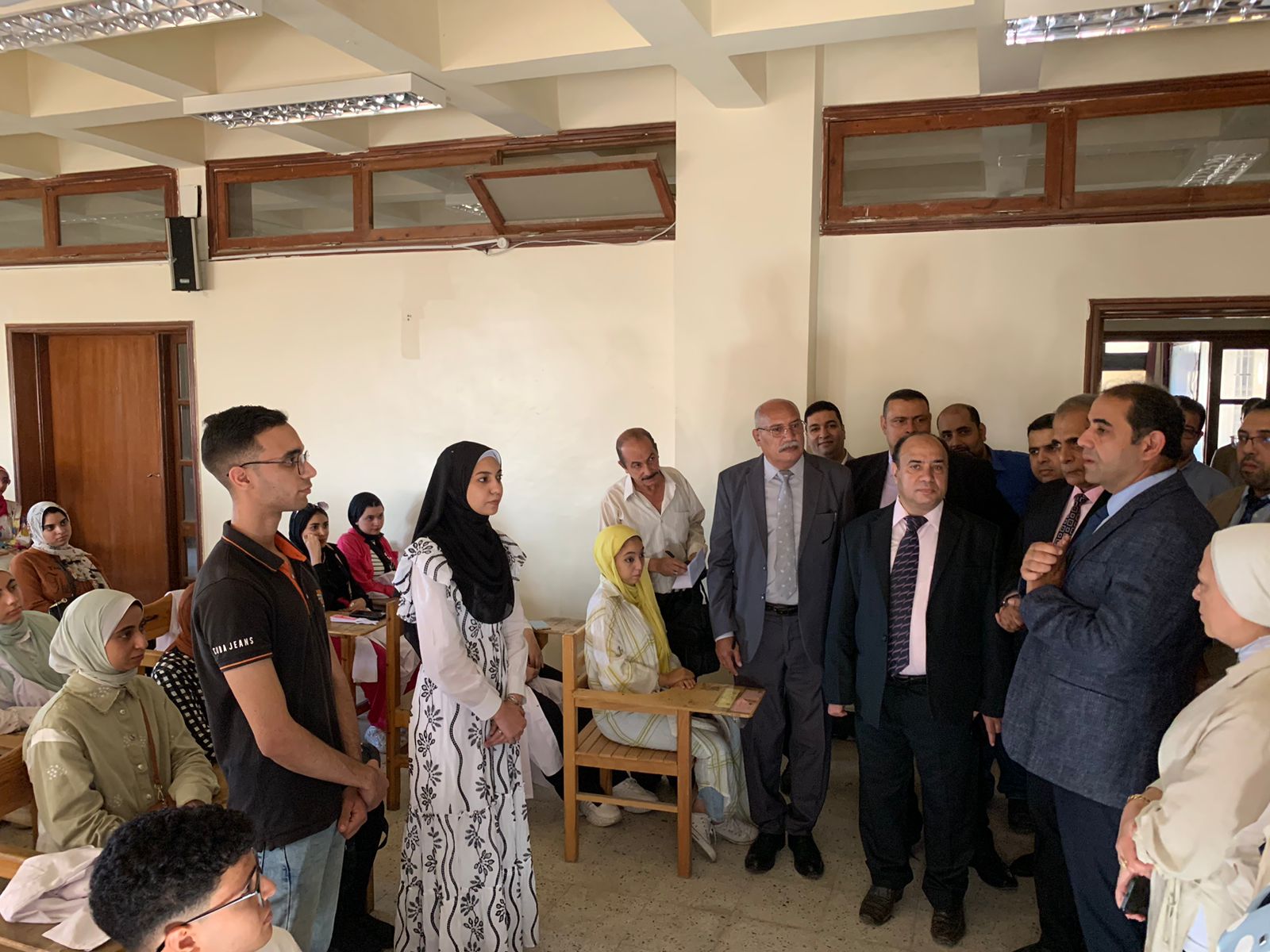 رئيس جامعة بورسعيد يشارك الطلاب فرحة أول يوم جامعي