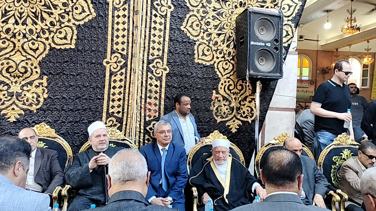 الدكتور أحمد عمر هاشم يتلقى العزاء في وفاة شقيقته 01