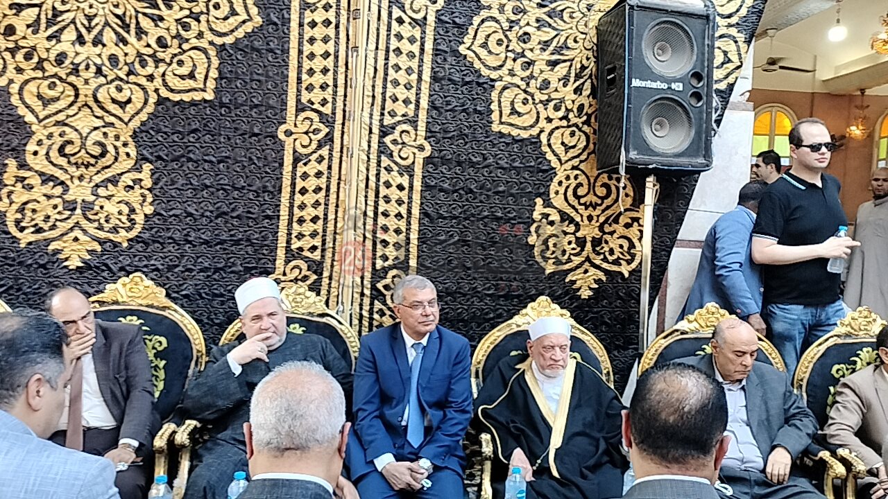 الدكتور أحمد عمر هاشم يتلقى العزاء في وفاة شقيقته 03