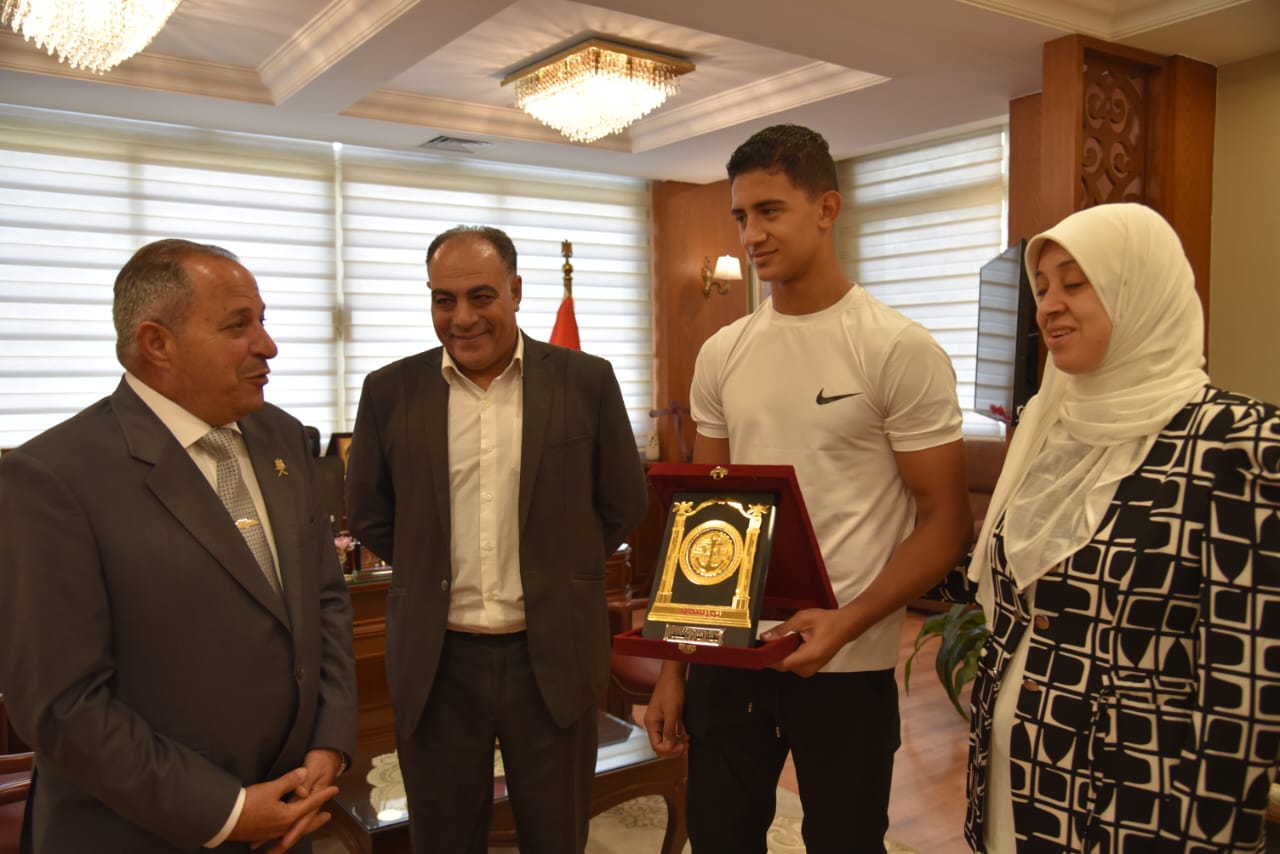 محافظ بورسعيد يكرم يوسف البهائي