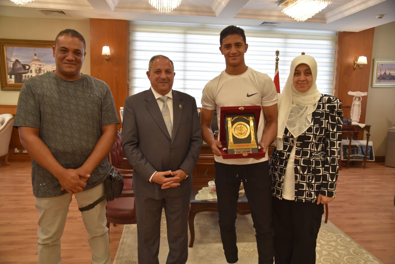 محافظ بورسعيد يكرم يوسف البهائي