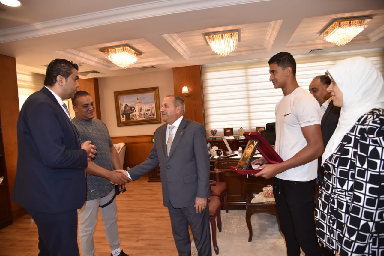 محافظ بورسعيد يكرم يوسف البهائي