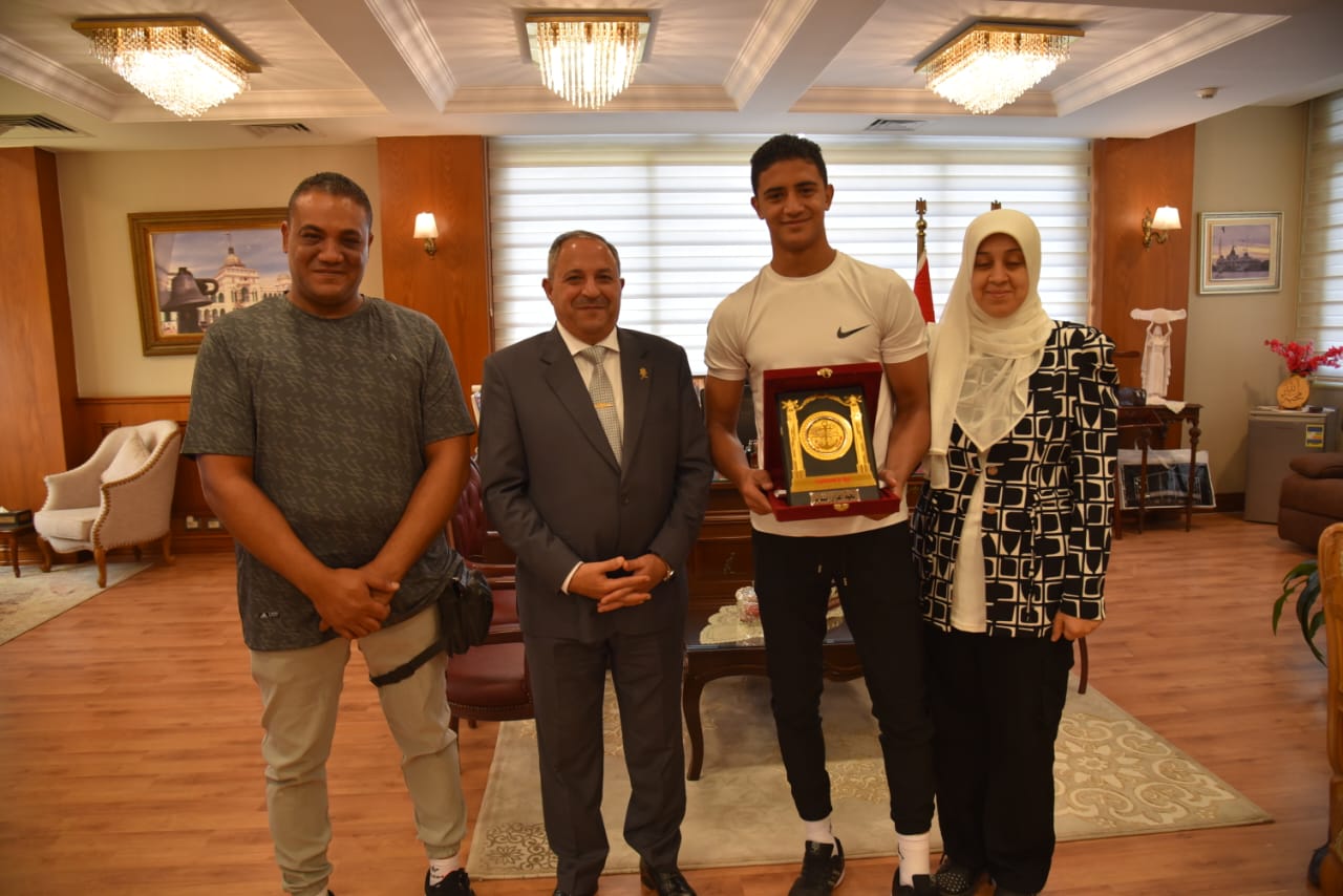 محافظ بورسعيد يكرم يوسف البهائي