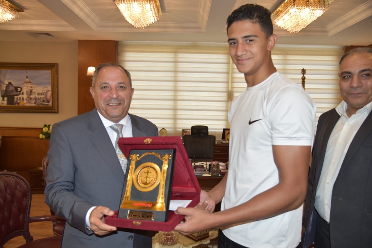 محافظ بورسعيد يكرم يوسف البهائي