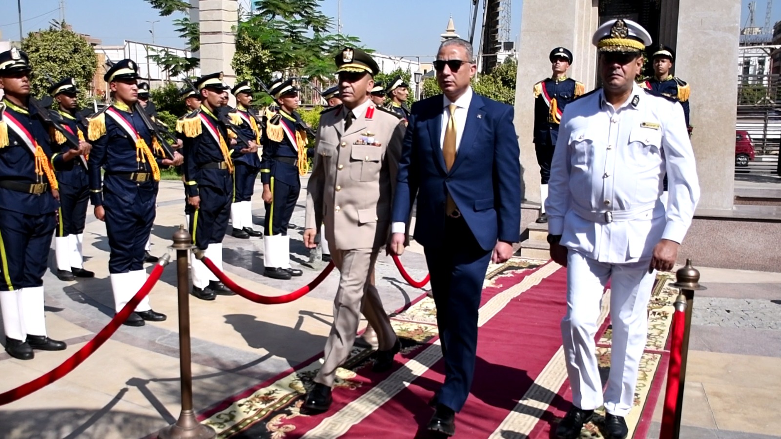 محافظ الفيوم يضع إكليلًا من الزهور على النصب التذكاري للشهداء احتفالا بذكرى أكتوبر