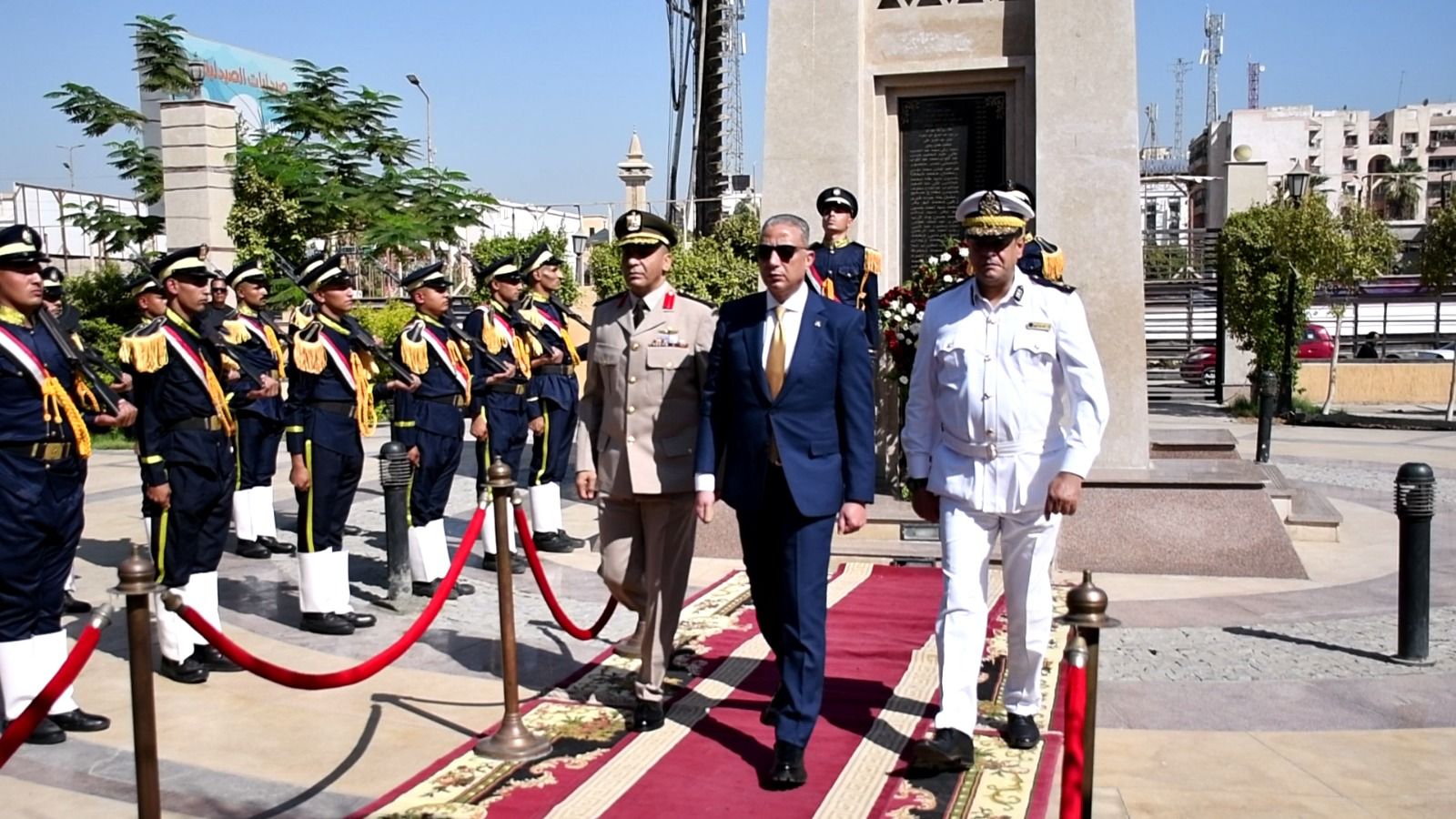 محافظ الفيوم يضع إكليلًا من الزهور على النصب التذكاري للشهداء احتفالا بذكرى أكتوبر