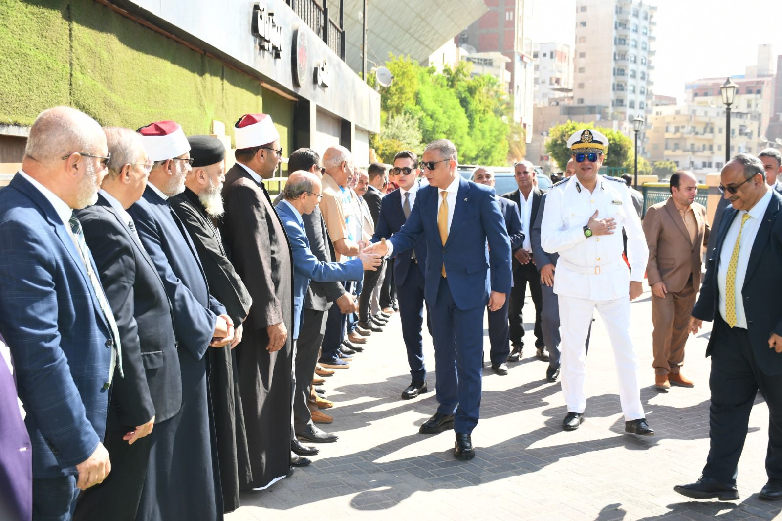 محافظ الفيوم يضع إكليلًا من الزهور على النصب التذكاري للشهداء احتفالا بذكرى أكتوبر