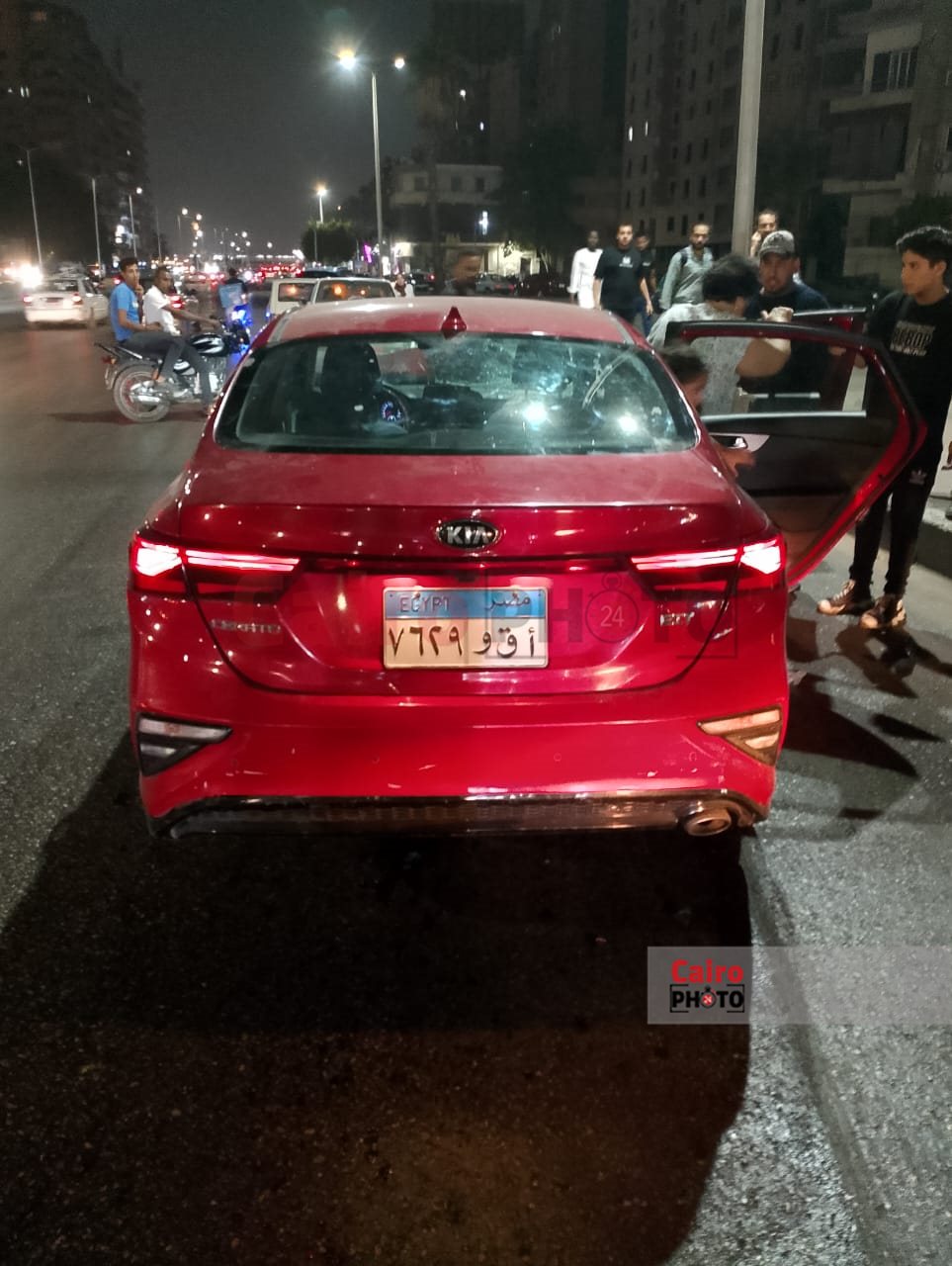 سيارة ملاكي تدهس شابين أمام حديقة ابن سندر بالزيتون (2)