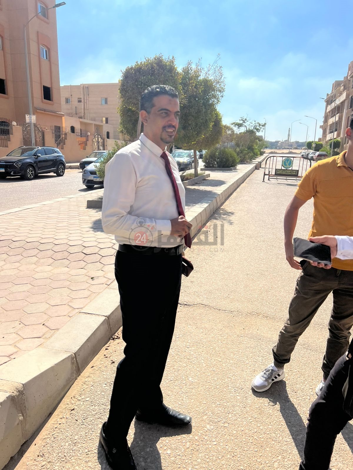 وصول فرد الأمن لحضور جلسة محاكمة إمام عاشور بالتعدي عليه