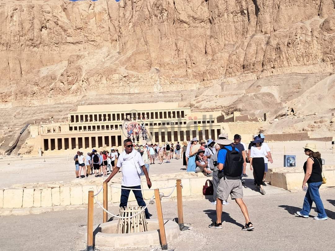 إقبال كبير من السائحين لزيارة معبد حتشبسوت 1
