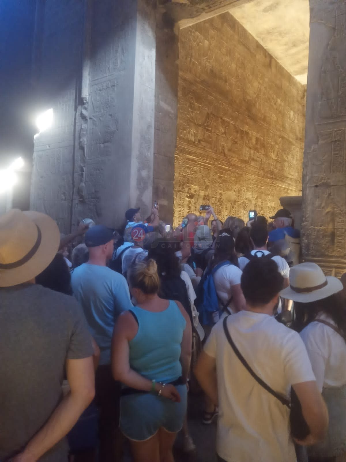  إقبال كبير من السائحين على معبد إدفو بأسوان بعد التطوير (4)