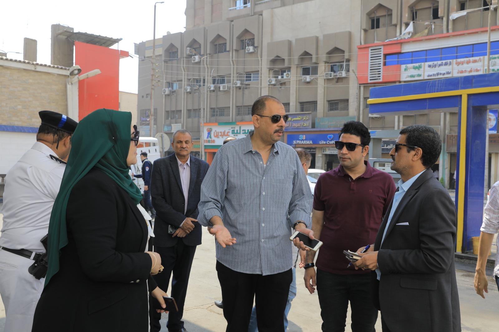 محافظ سوهاج يتابع سير العمل بمحطات الوقود ومواقف السيارات