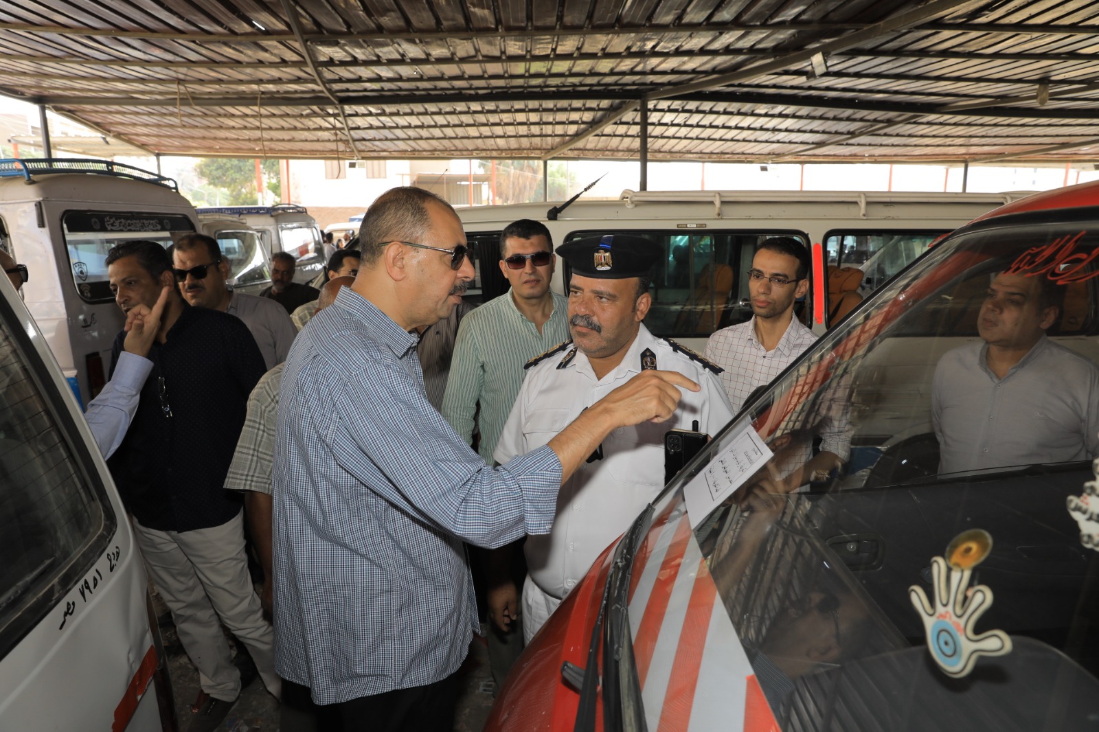 محافظ سوهاج يتابع سير العمل بمحطات الوقود ومواقف السيارات