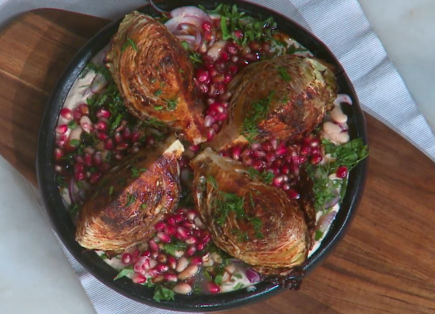 في دقائق معدودة.. طريقة عمل الكرنب المشوي بالطحينة