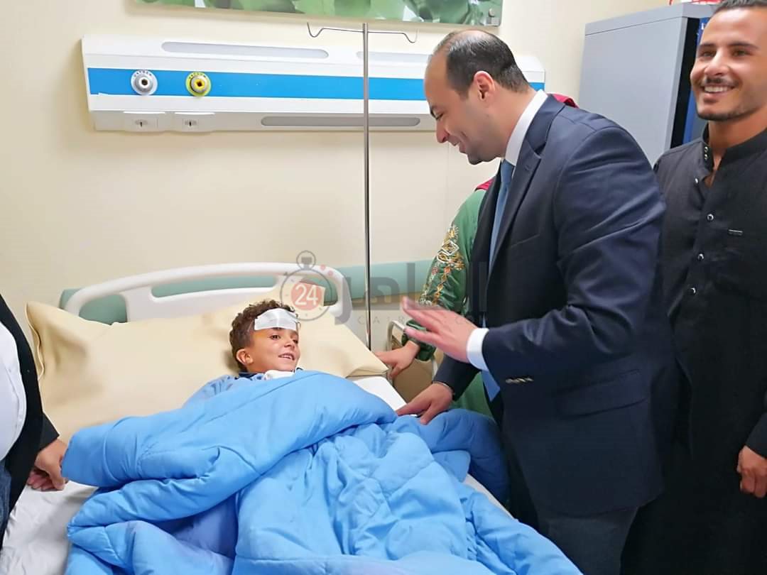 مدير هيئة الرعاية الصحية يتفقد الحالة الصحية لمصابي حادث طريق الشادر 