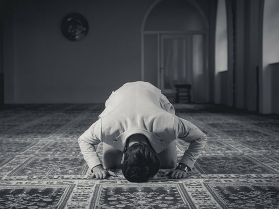 تفسير حلم التعثر في الصلاة للرجل