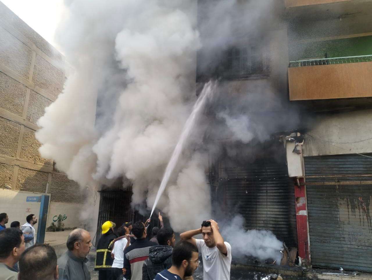 السيطرة على حريق محلين بالبدرشين (1)