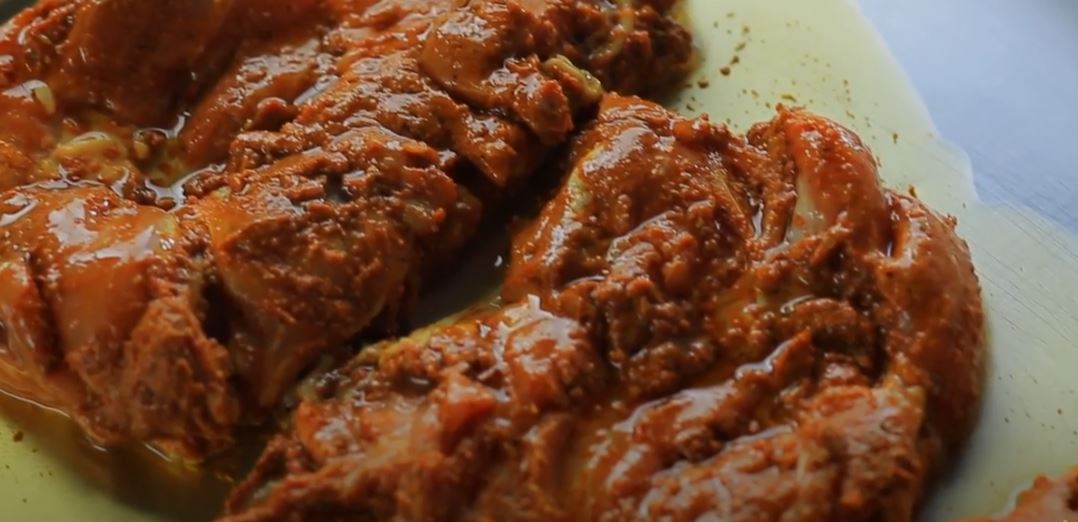 طريقة عمل أوراك دجاج مخلية مشوية في الفرن