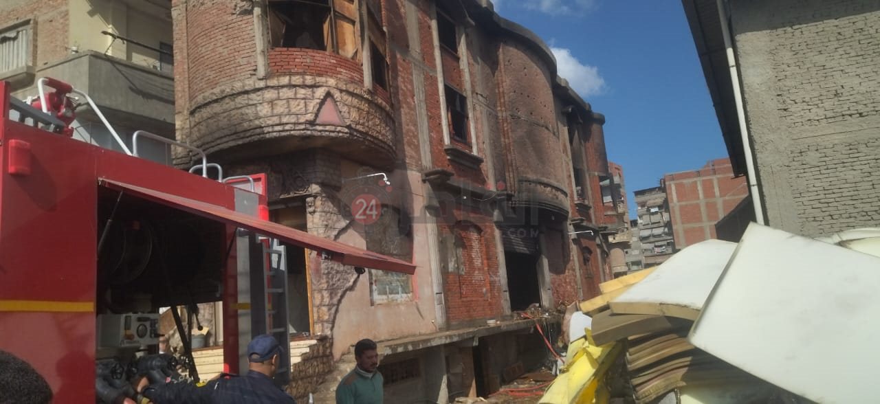 حريق مخزن موبيليا بدمياط (3)